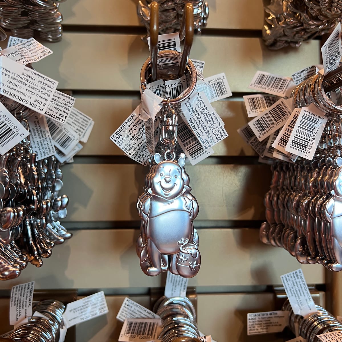 Disneyland Paris Metal Winnie the Pooh Keyring view 2