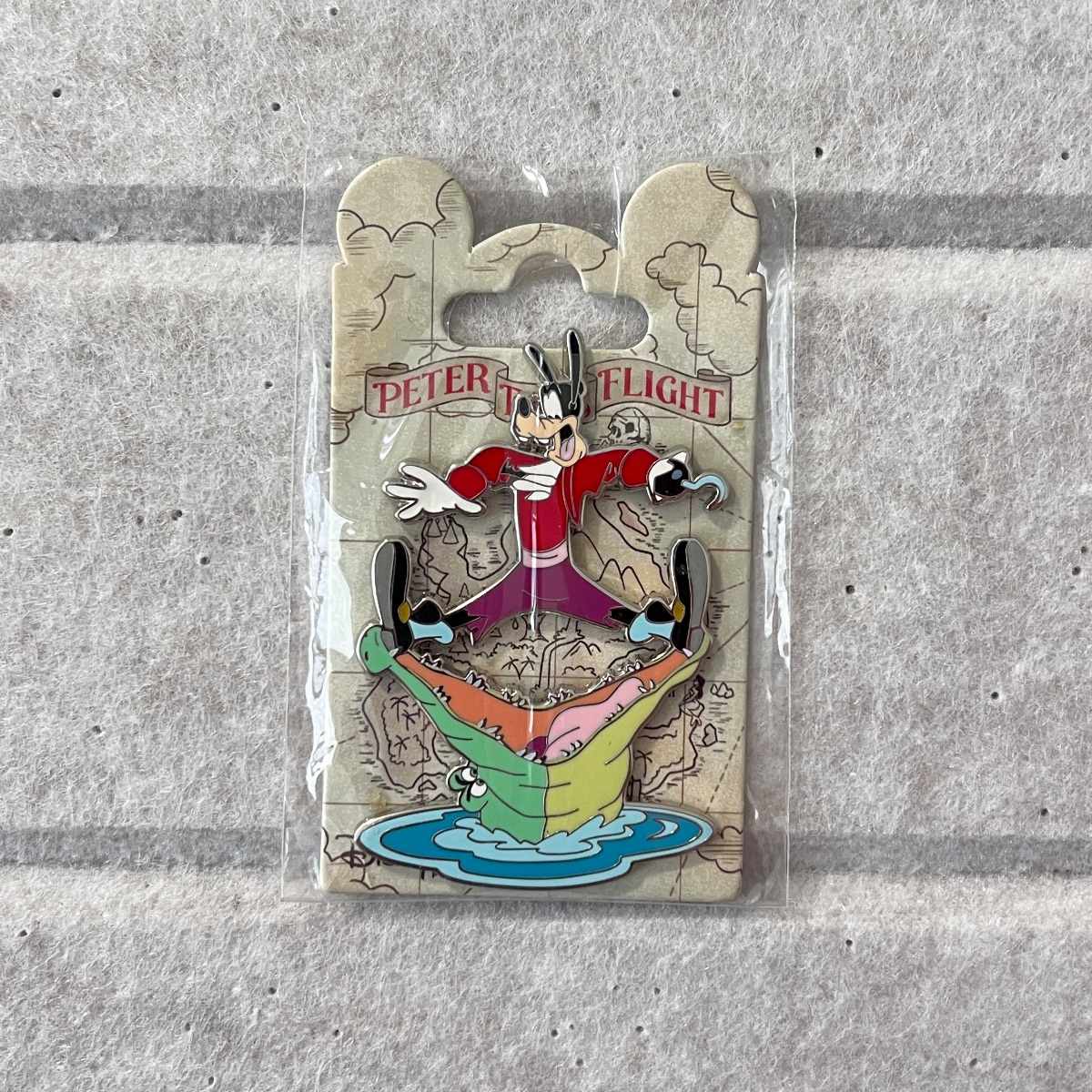 Disneyland Paris Peter Pan’s Flight Goofy Captain Hook Crocodile Pin view 1