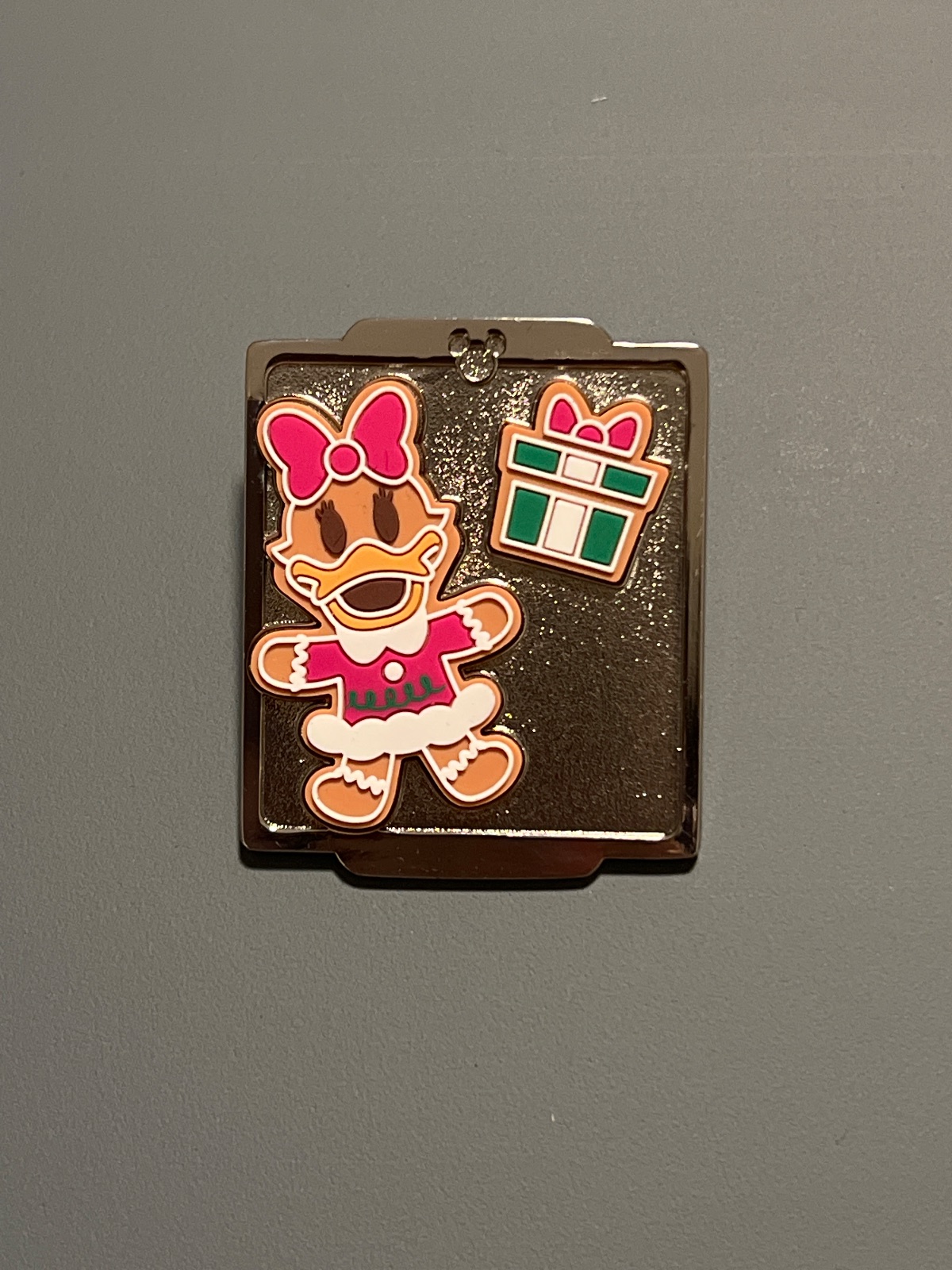 Disney Store Limited Edition Advent Calendar Daisy Duck Gingerbread Cookies Tray Pin