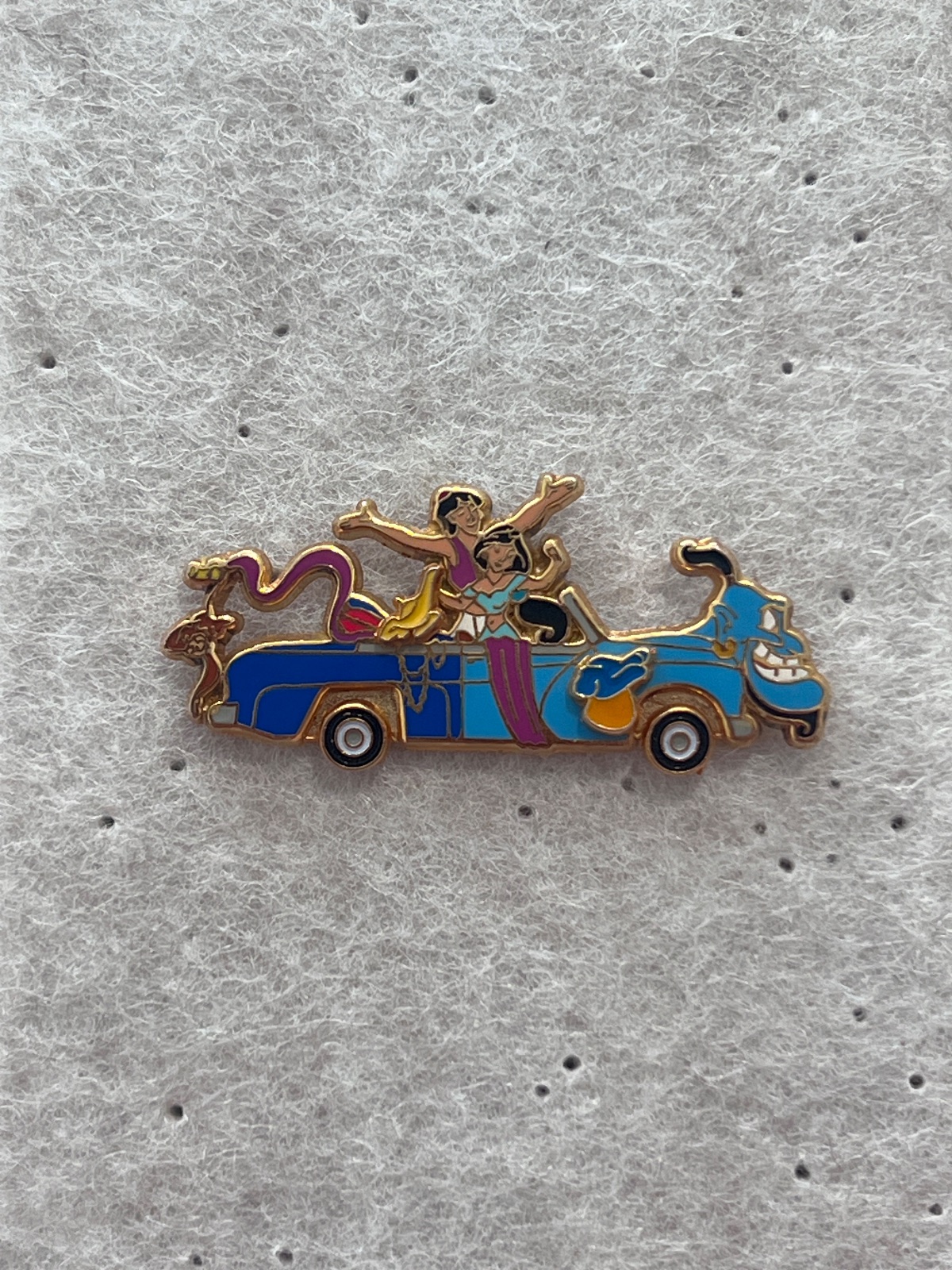 Disney Stars’n’Cars Studios Motor Cars Aladdin Jasmine Genie Pin