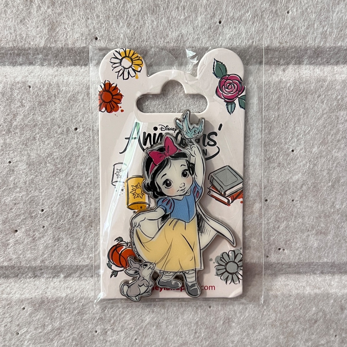 Disneyland Paris Snow White Colour Animator Dolls Pin view 1