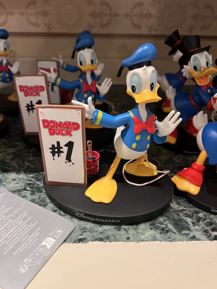 Disneyland Paris Donald Duck Number 1# Figurine view 1