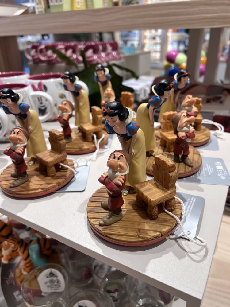 Disneyland Paris Snow White and Grumpy Figurine view 2