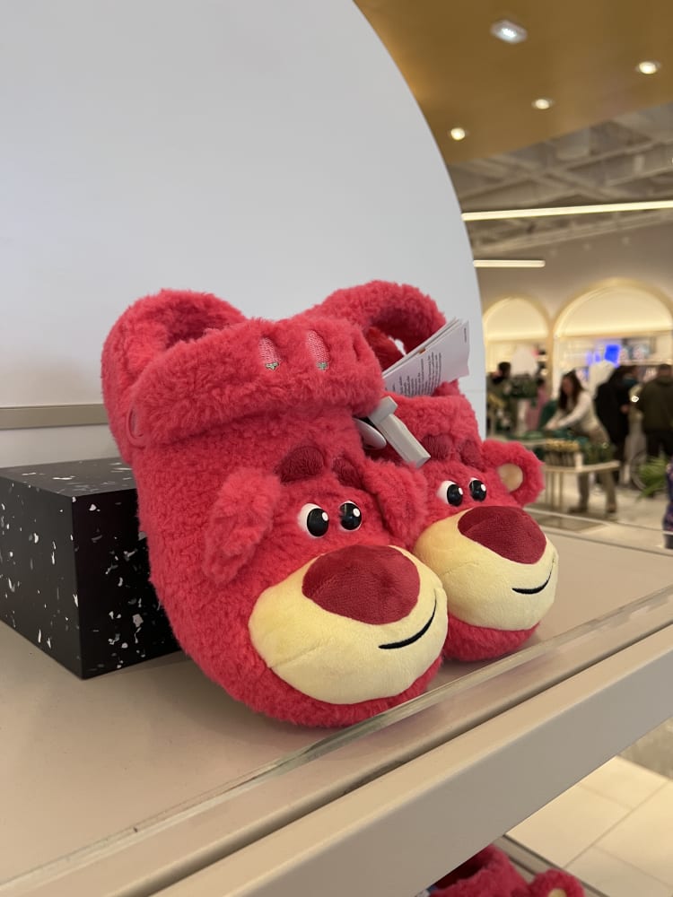 Disneyland Paris x Crocs Fuzzy Lotso Strawberry Straps view 2
