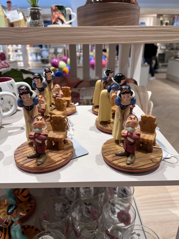 Disneyland Paris Snow White and Grumpy Figurine view 1