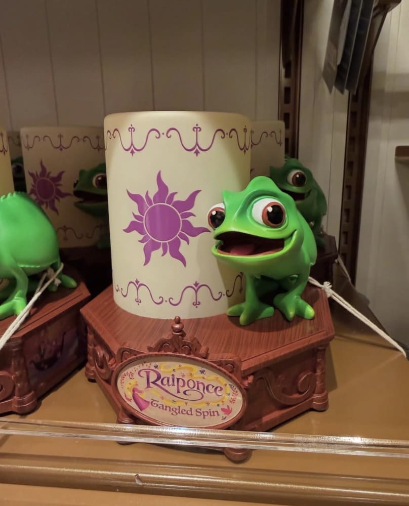 Disneyland Paris Adventure World Tangled Spin Pascal Lantern Figurine view 1