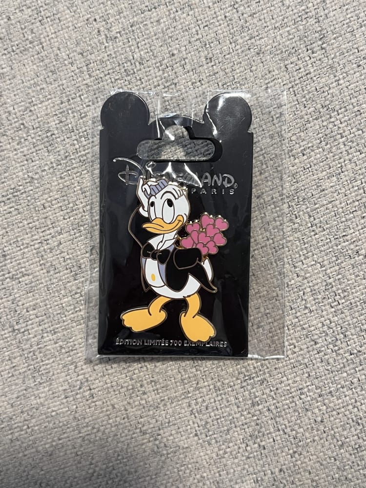 Disneyland Paris Limited Edition Valentine's Day Donald Duck Bouquet Pin view 1