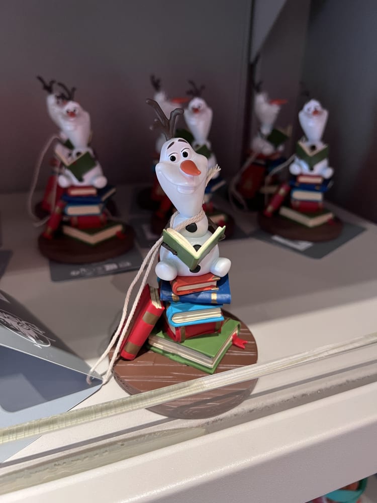 Disneyland Paris Olaf Books Pile Figurine view 1