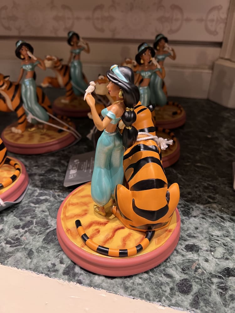 Disneyland Paris Princess Jasmine Rajah Figurine view 2