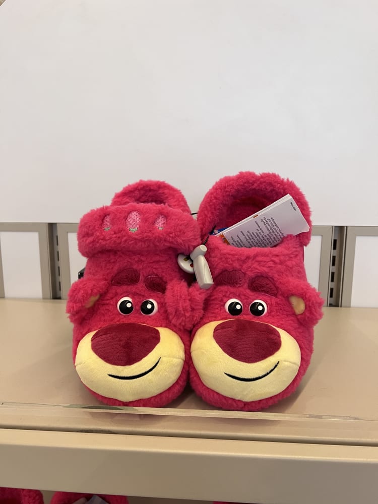 Disneyland Paris x Crocs Fuzzy Lotso Strawberry Straps view 1